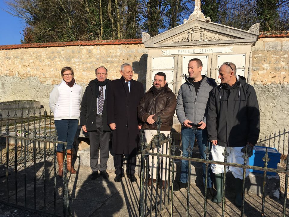 Remise en place des restes ayant permis l'authentification de la dépouille du Général Gudin